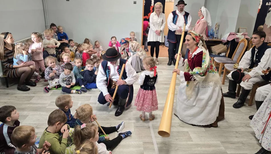 Zespół Regionalny „Starowiejski HYR” z wizytą w Miejskim Przedszkolu Nr 2 - zdjęcie 1