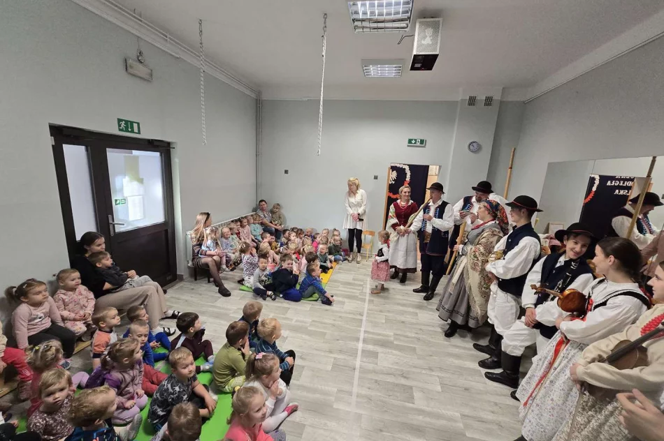 Zespół Regionalny „Starowiejski HYR” z wizytą w Miejskim Przedszkolu Nr 2 - zdjęcie 3