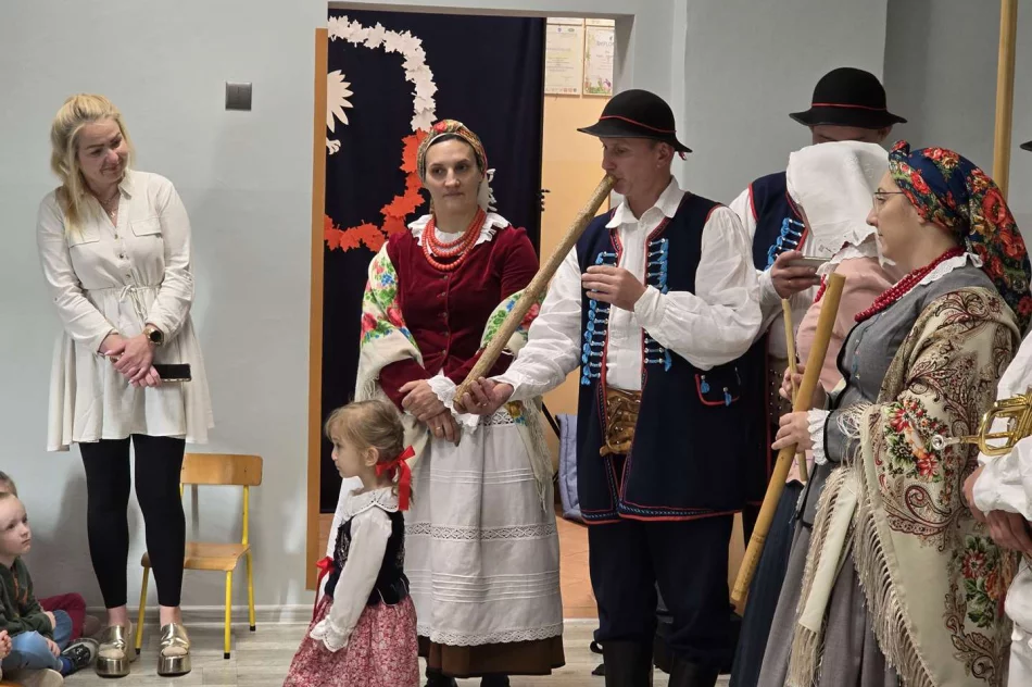 Zespół Regionalny „Starowiejski HYR” z wizytą w Miejskim Przedszkolu Nr 2 - zdjęcie 4