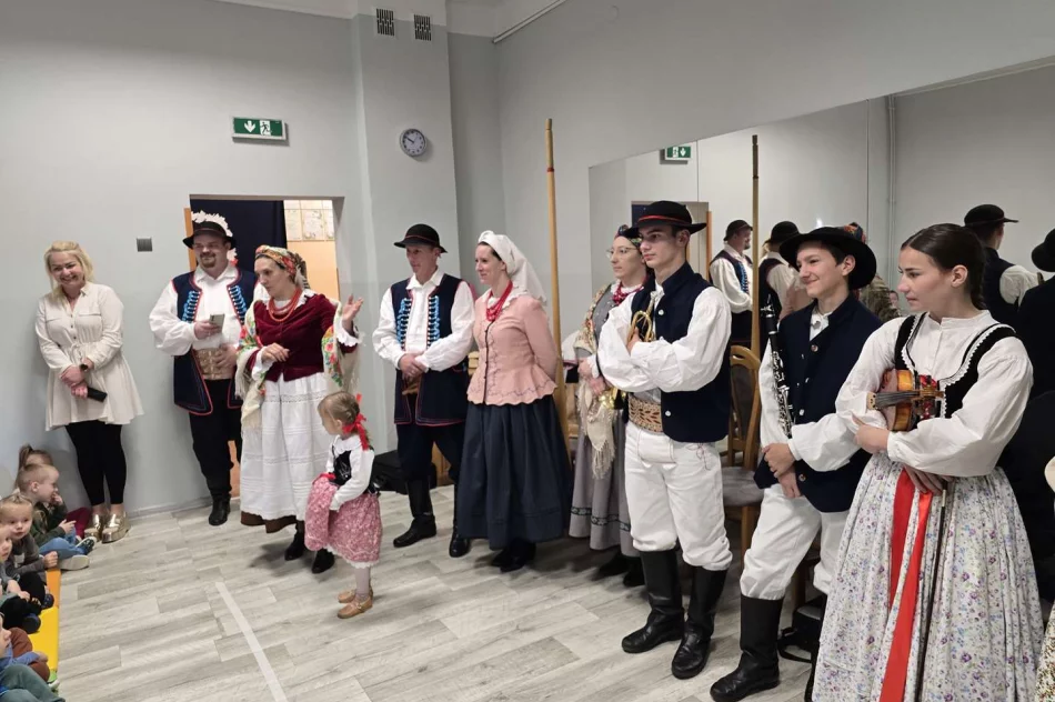 Zespół Regionalny „Starowiejski HYR” z wizytą w Miejskim Przedszkolu Nr 2 - zdjęcie 5