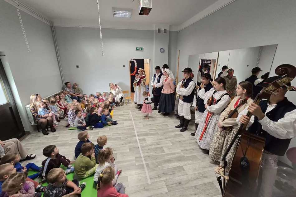 Zespół Regionalny „Starowiejski HYR” z wizytą w Miejskim Przedszkolu Nr 2 - zdjęcie 6