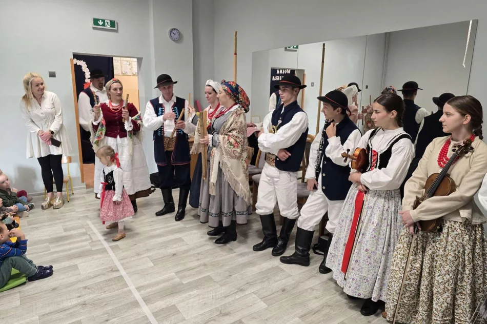 Zespół Regionalny „Starowiejski HYR” z wizytą w Miejskim Przedszkolu Nr 2 - zdjęcie 11