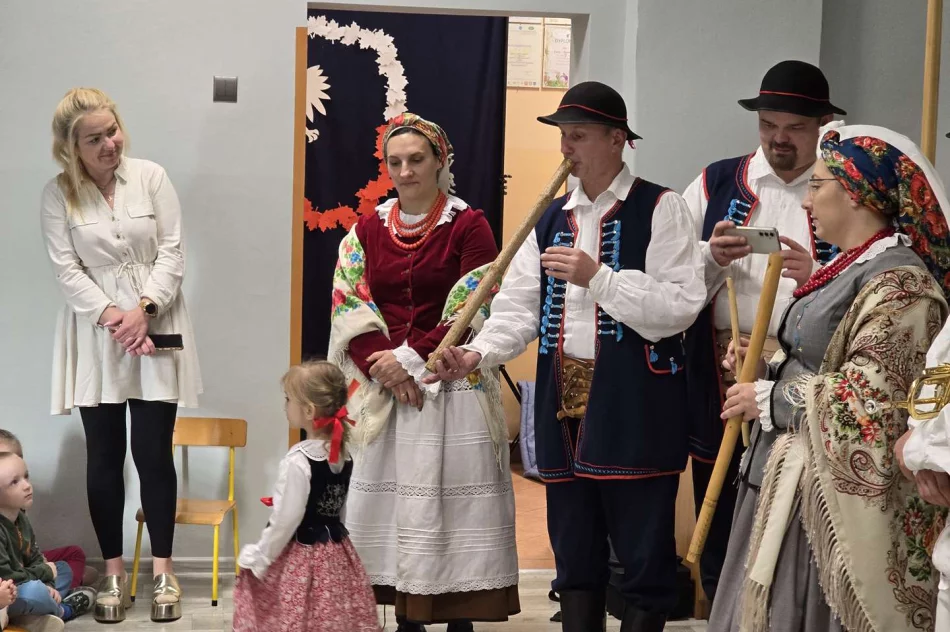 Zespół Regionalny „Starowiejski HYR” z wizytą w Miejskim Przedszkolu Nr 2 - zdjęcie 12