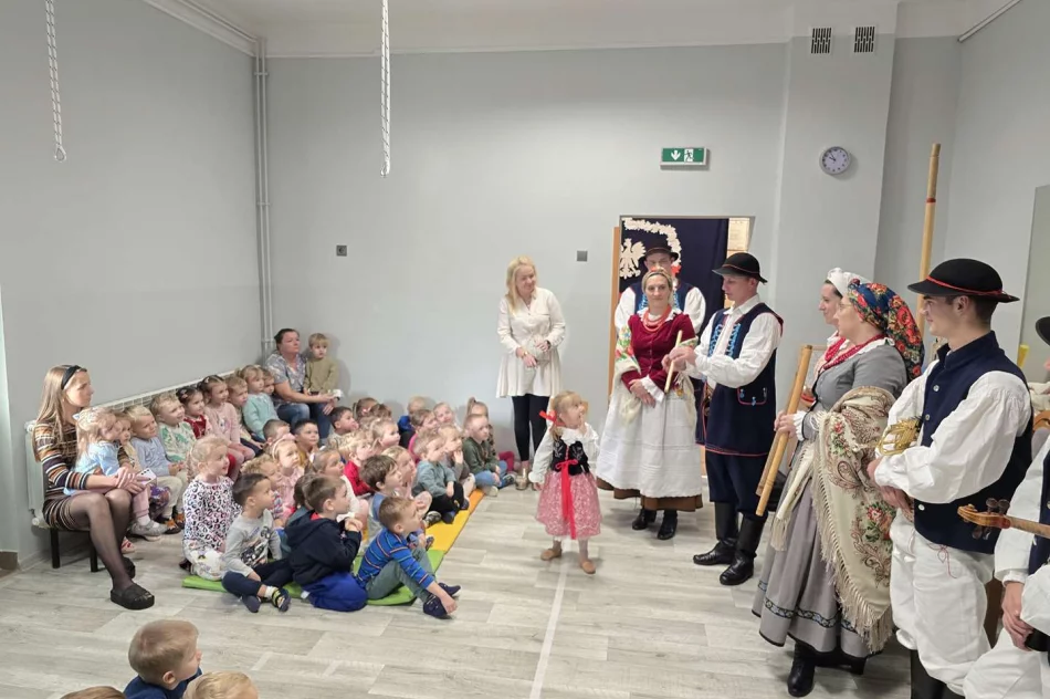 Zespół Regionalny „Starowiejski HYR” z wizytą w Miejskim Przedszkolu Nr 2 - zdjęcie 13