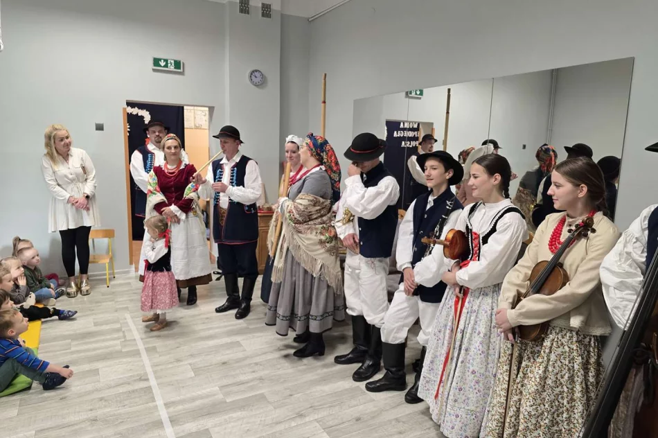 Zespół Regionalny „Starowiejski HYR” z wizytą w Miejskim Przedszkolu Nr 2 - zdjęcie 14