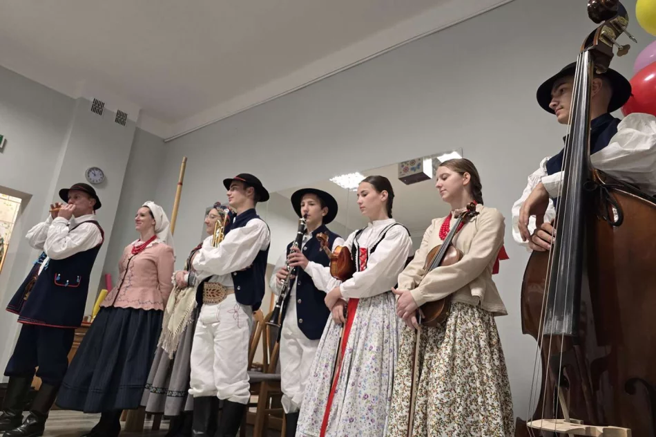 Zespół Regionalny „Starowiejski HYR” z wizytą w Miejskim Przedszkolu Nr 2 - zdjęcie 16