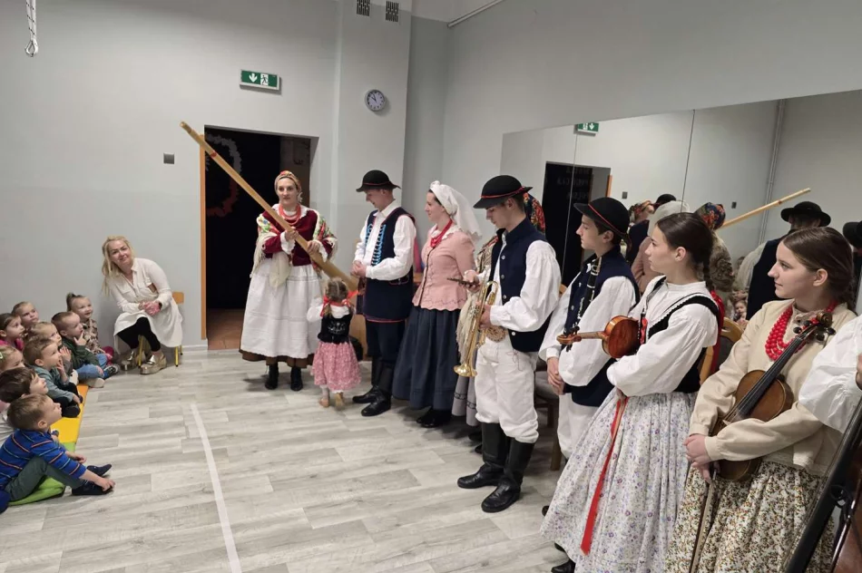 Zespół Regionalny „Starowiejski HYR” z wizytą w Miejskim Przedszkolu Nr 2 - zdjęcie 18