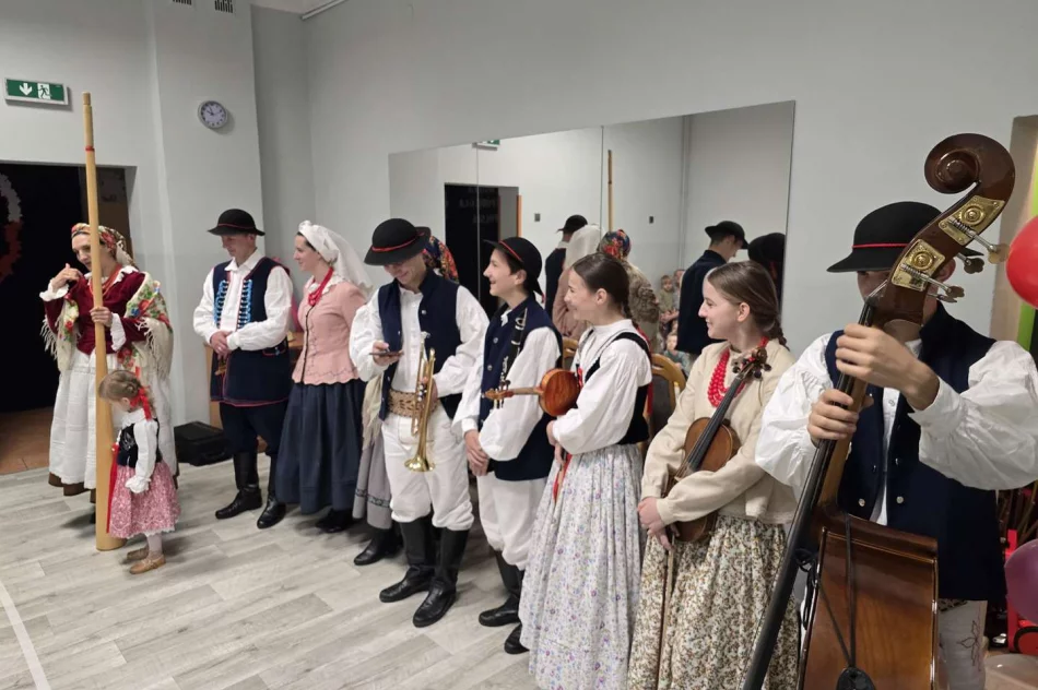 Zespół Regionalny „Starowiejski HYR” z wizytą w Miejskim Przedszkolu Nr 2 - zdjęcie 19