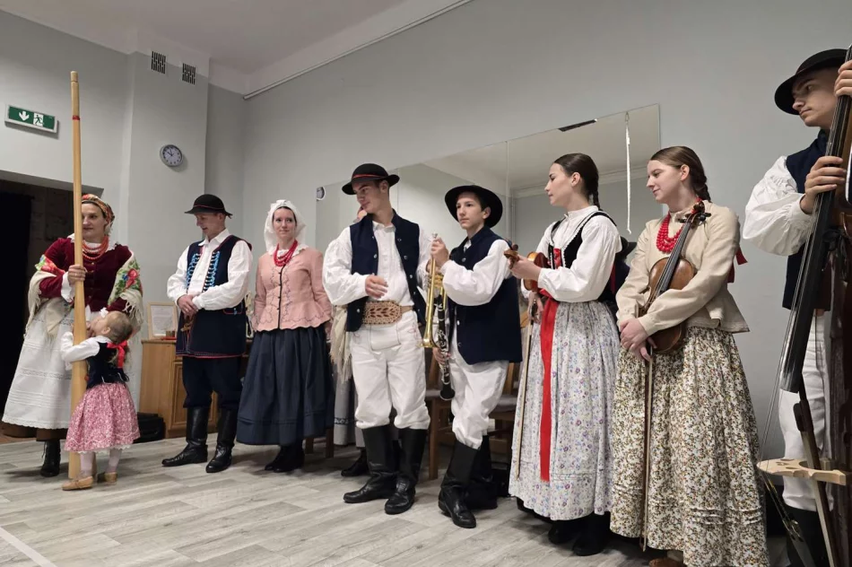 Zespół Regionalny „Starowiejski HYR” z wizytą w Miejskim Przedszkolu Nr 2 - zdjęcie 20