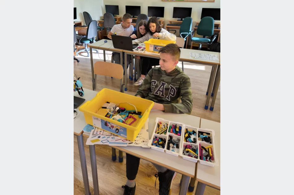 Programuj, twórz, odkrywaj! Code Week 2024 w Szkole Podstawowej im. Marii Dąbrowskiej w Nowym Rybiu - zdjęcie 9