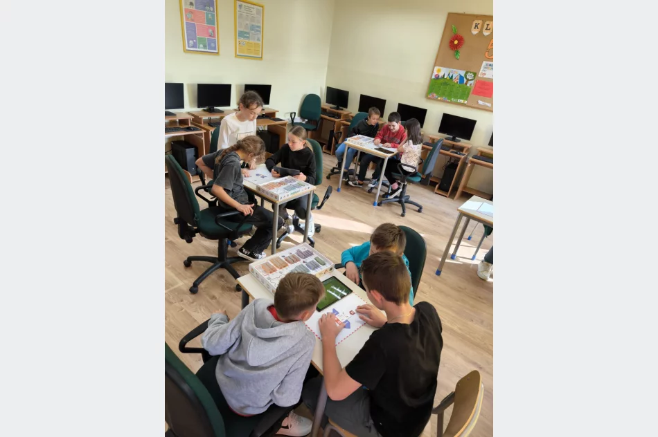 Programuj, twórz, odkrywaj! Code Week 2024 w Szkole Podstawowej im. Marii Dąbrowskiej w Nowym Rybiu - zdjęcie 12