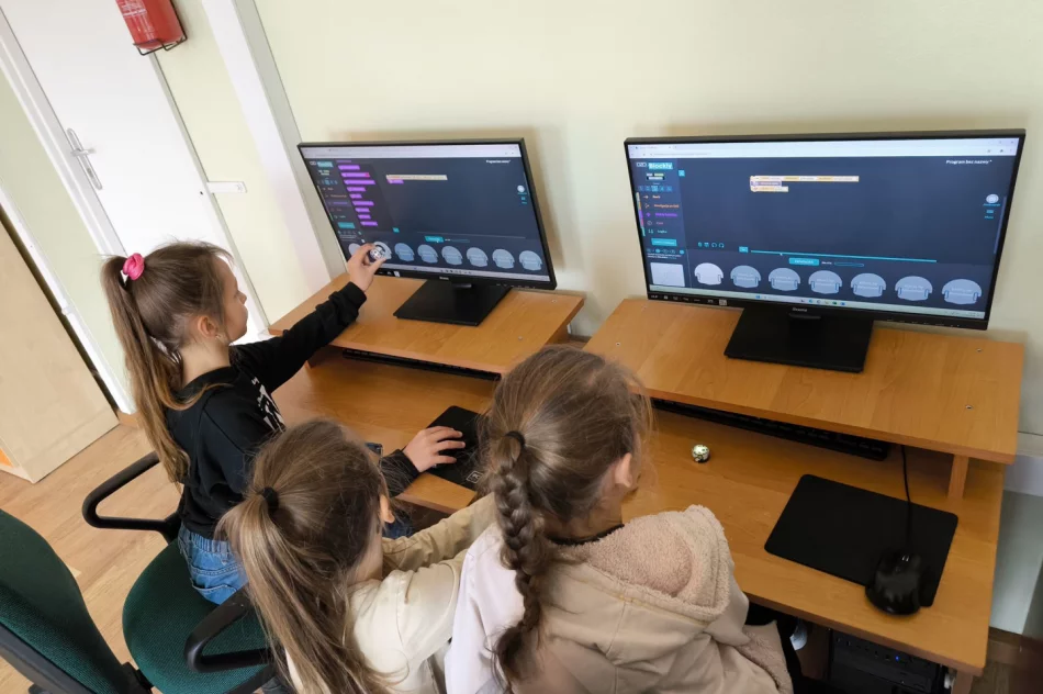 Programuj, twórz, odkrywaj! Code Week 2024 w Szkole Podstawowej im. Marii Dąbrowskiej w Nowym Rybiu - zdjęcie 15