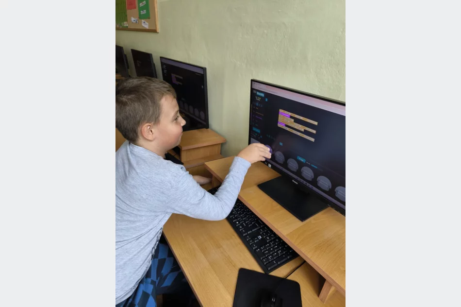 Programuj, twórz, odkrywaj! Code Week 2024 w Szkole Podstawowej im. Marii Dąbrowskiej w Nowym Rybiu - zdjęcie 16