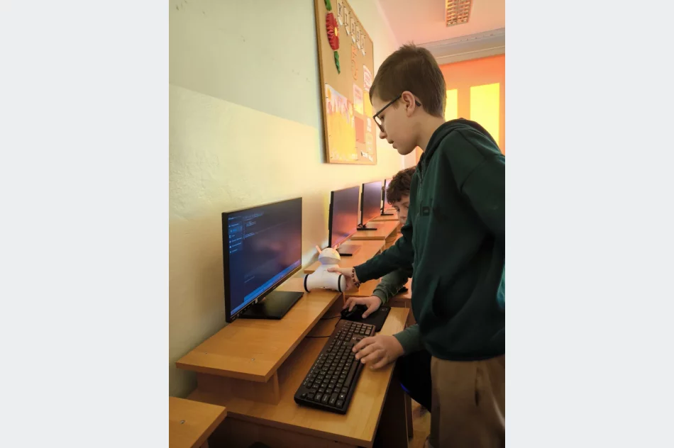 Programuj, twórz, odkrywaj! Code Week 2024 w Szkole Podstawowej im. Marii Dąbrowskiej w Nowym Rybiu - zdjęcie 20