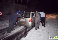 Ślisko – samochody w rowach - zdjęcie główne