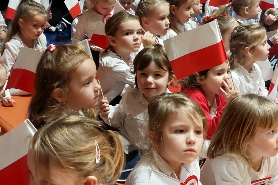 „Tobie Polsko śpiewamy” – Zespół Szkolno-Przedszkolny nr 4 kontynuuje tradycję sprzed lat - zdjęcie 2