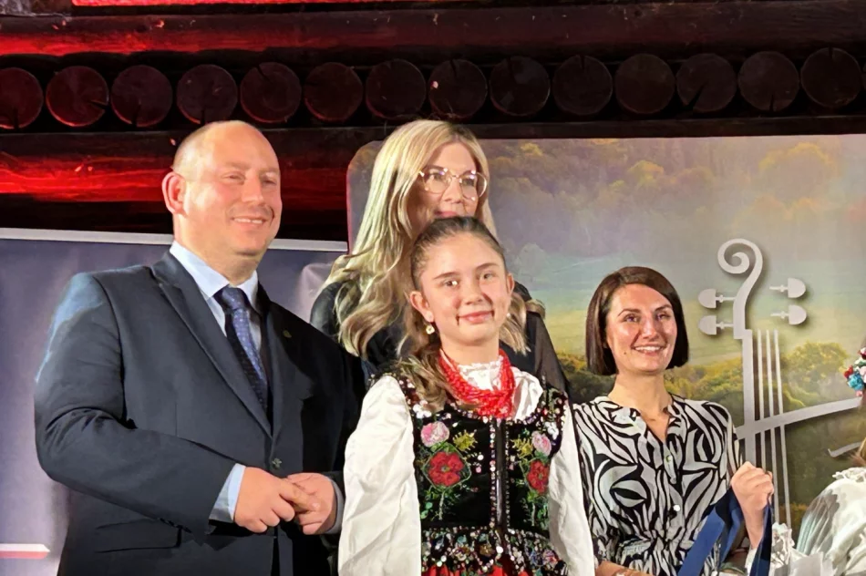 Marlena Wardęga z Siekierczyny laureatką PIERWSZEGO MIEJSCA w konkursie zaŚPIEWAJ I TY NIEPODLEGŁEJ! - zdjęcie 2