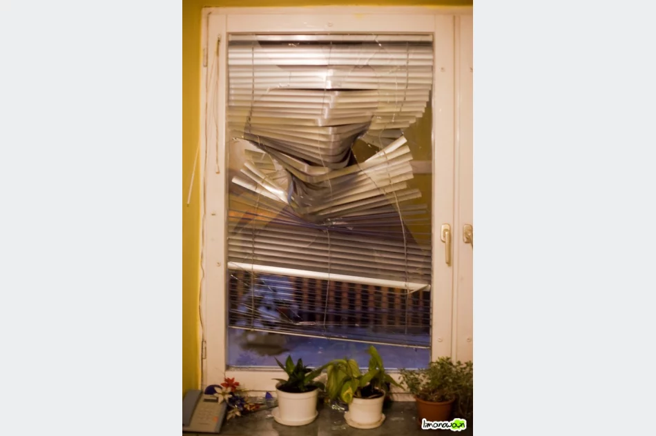 Kostką brukową w szybę - zdjęcie 2