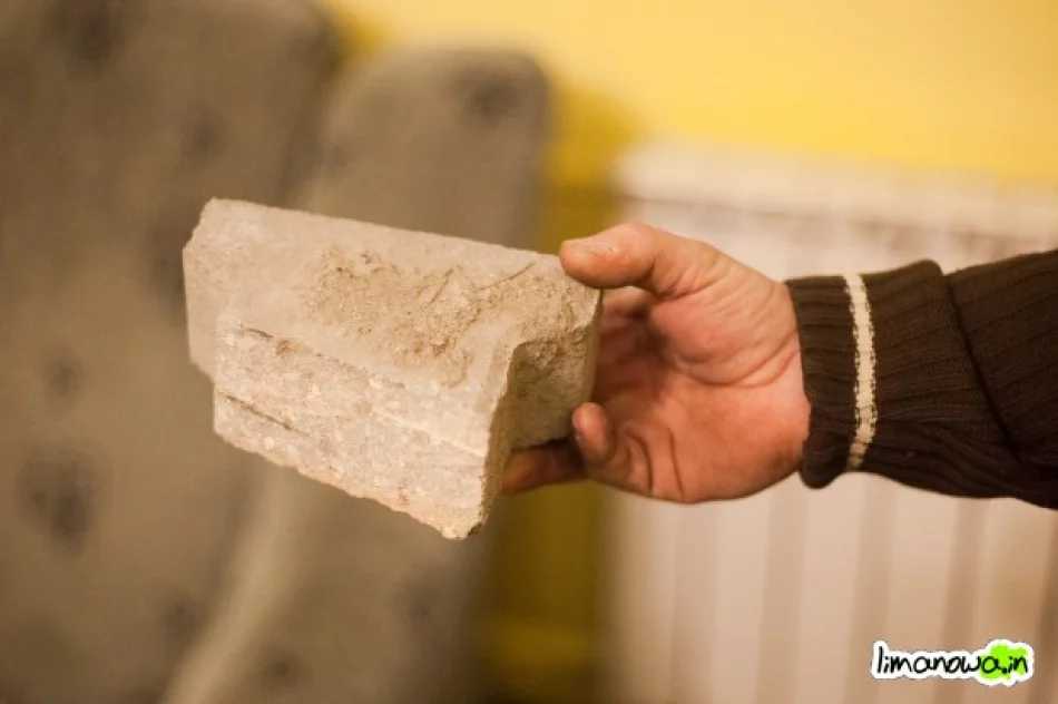 Kostką brukową w szybę - zdjęcie 3