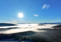 Beskid Wyspowy z lotu ptaka: Morze mgieł i wyłaniające się szczyty (WIDEO) - zdjęcie główne