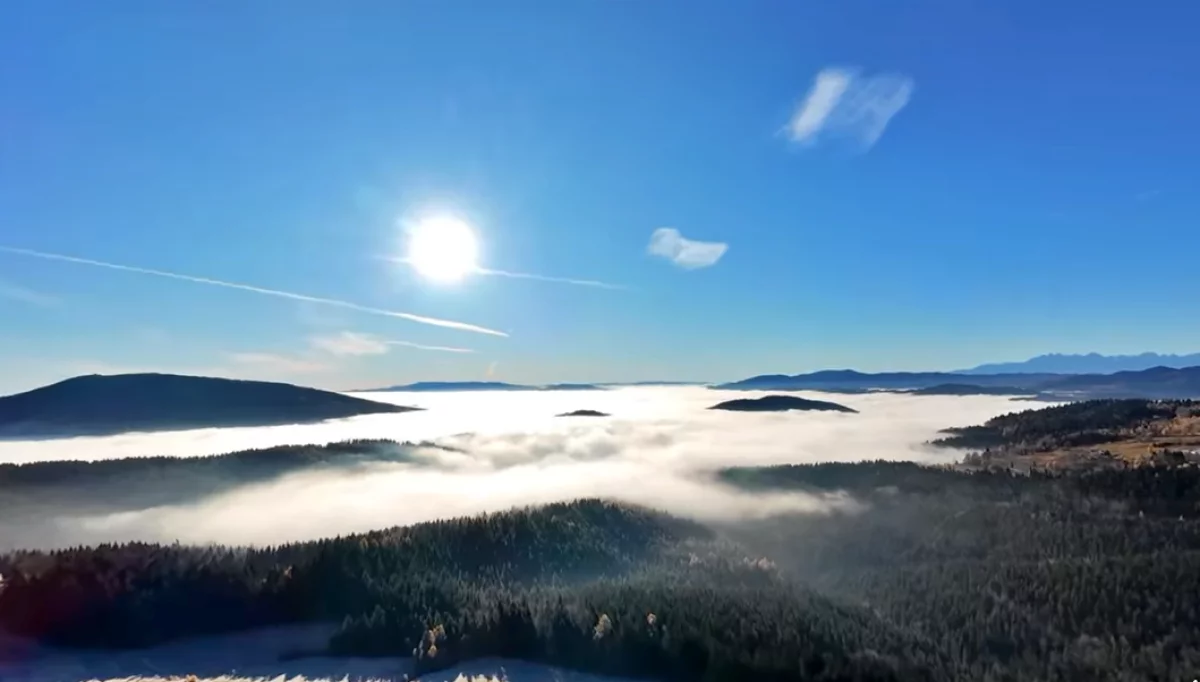 Beskid Wyspowy z lotu ptaka: Morze mgieł i wyłaniające się szczyty (WIDEO)