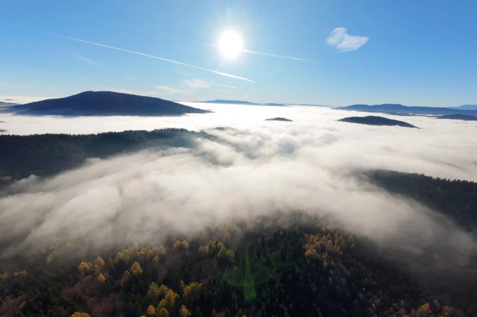Beskid Wyspowy z lotu ptaka: Morze mgieł i wyłaniające się szczyty (WIDEO) - zdjęcie 7