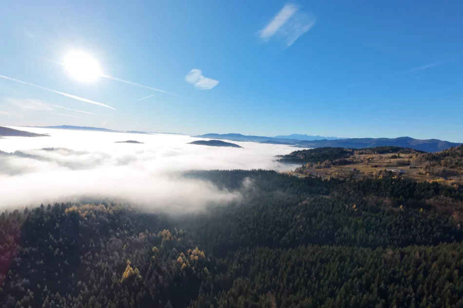Beskid Wyspowy z lotu ptaka: Morze mgieł i wyłaniające się szczyty (WIDEO) - zdjęcie 9