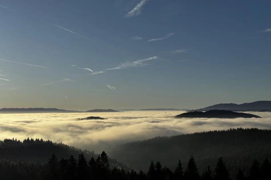 Beskid Wyspowy z lotu ptaka: Morze mgieł i wyłaniające się szczyty (WIDEO) - zdjęcie 11