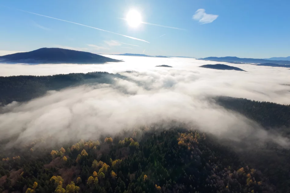 Beskid Wyspowy z lotu ptaka: Morze mgieł i wyłaniające się szczyty (WIDEO) - zdjęcie 12