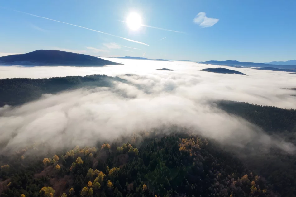 Beskid Wyspowy z lotu ptaka: Morze mgieł i wyłaniające się szczyty (WIDEO) - zdjęcie 13