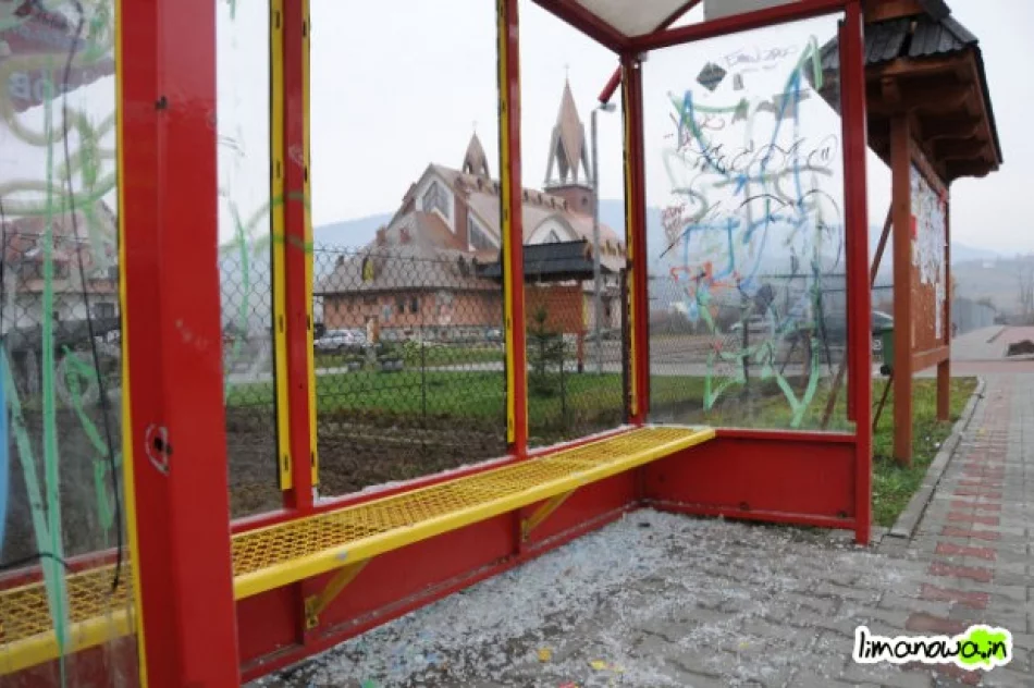 Zdemolowane przystanki - zdjęcie 3