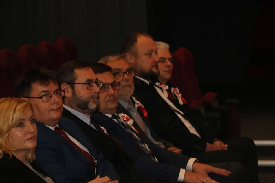 Uroczysta sesja  z okazji 106. rocznicy odzyskania niepodległości - zdjęcie 11