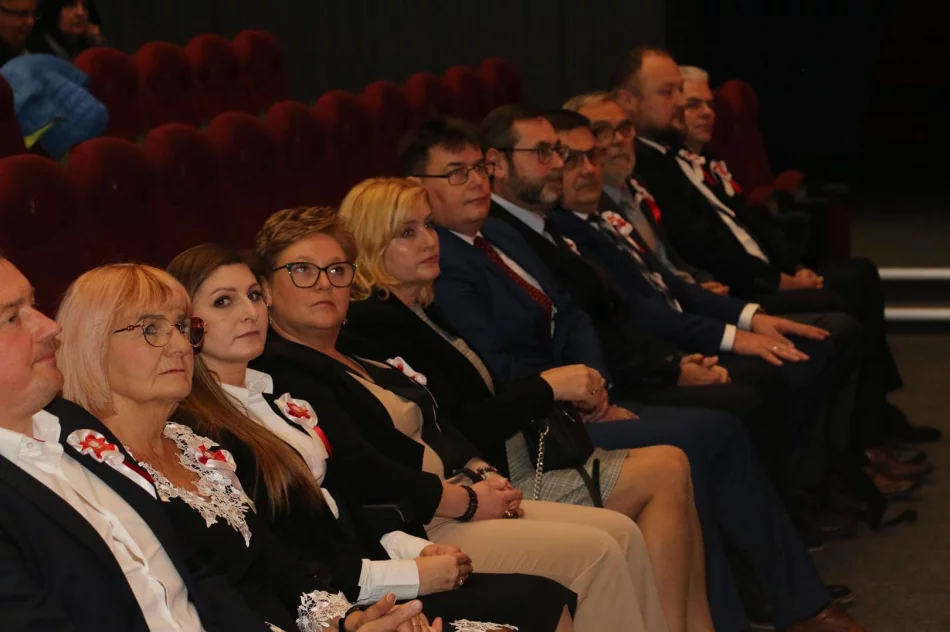 Uroczysta sesja  z okazji 106. rocznicy odzyskania niepodległości - zdjęcie 15