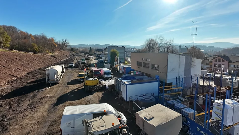 Zobacz przelot dronem nad linią kolejową i modernizowaną stacją (WIDEO) - zdjęcie 1
