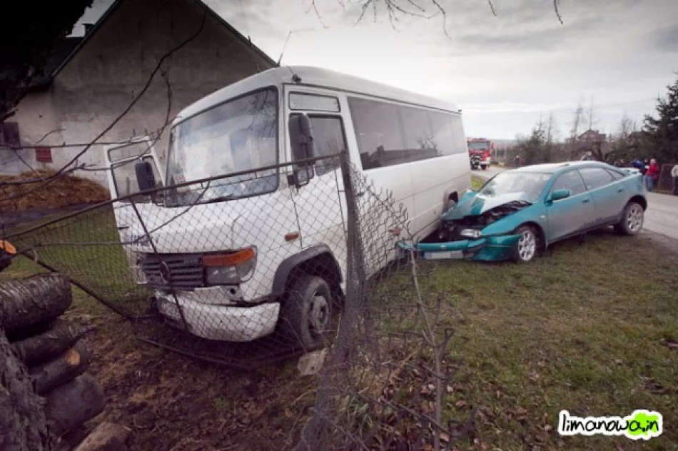 Zderzenie busa z samochodem osobowym - zdjęcie 2