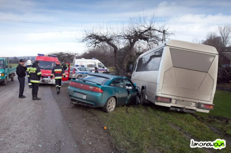 Zderzenie busa z samochodem osobowym - zdjęcie 3