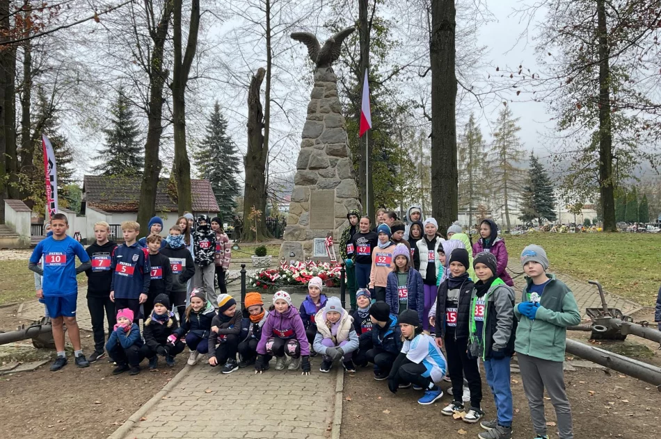 Niepodległościowy Bieg na Orientację z okazji 90 rocznicy odsłonięcia i poświęcenia Pomnika Legionistów w Łososinie Górnej - zdjęcie 2