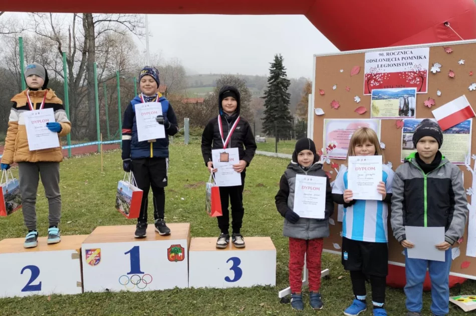Niepodległościowy Bieg na Orientację z okazji 90 rocznicy odsłonięcia i poświęcenia Pomnika Legionistów w Łososinie Górnej - zdjęcie 19