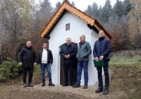 Odnowiono murowaną kapliczkę w Pisarzowej „Podgrabie" - zdjęcie główne