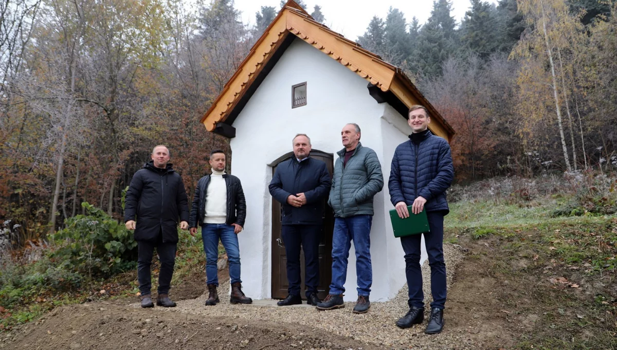 Odnowiono murowaną kapliczkę w Pisarzowej „Podgrabie"