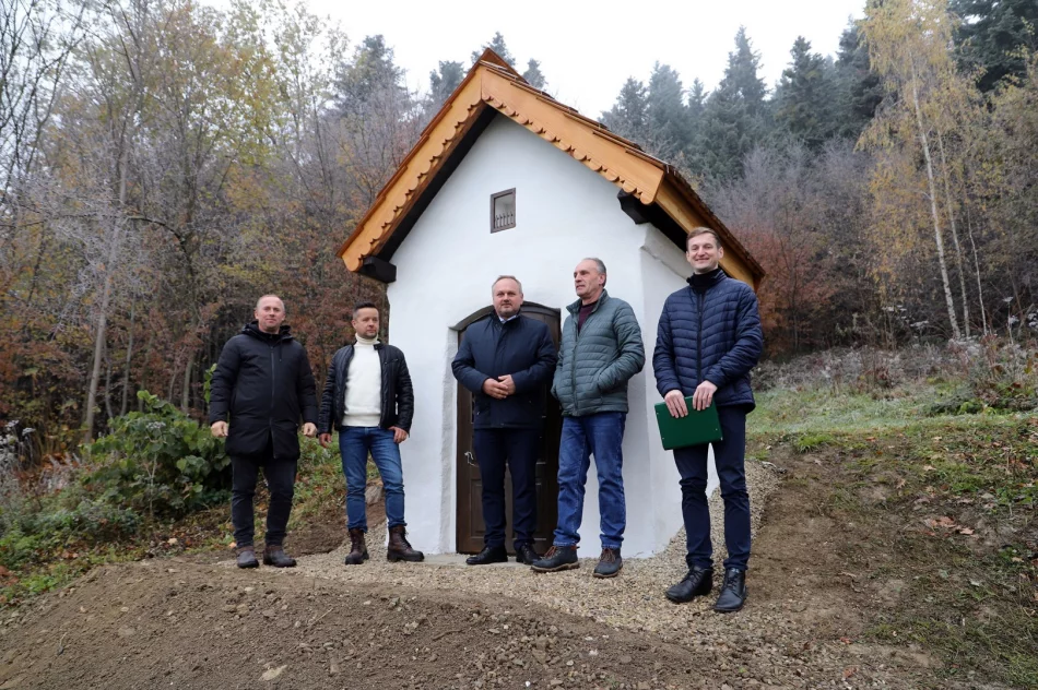 Odnowiono murowaną kapliczkę w Pisarzowej „Podgrabie" - zdjęcie 2