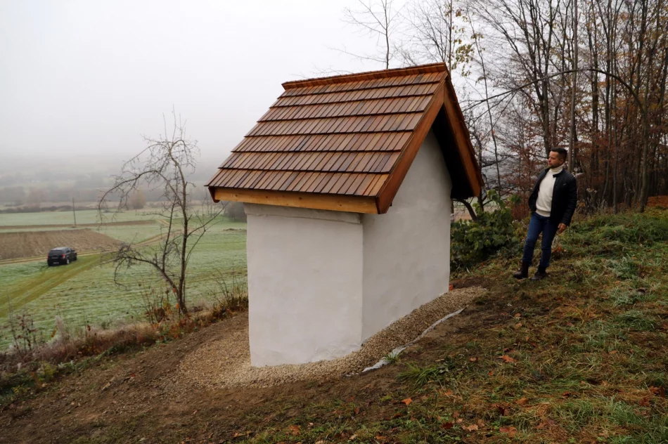 Odnowiono murowaną kapliczkę w Pisarzowej „Podgrabie" - zdjęcie 4