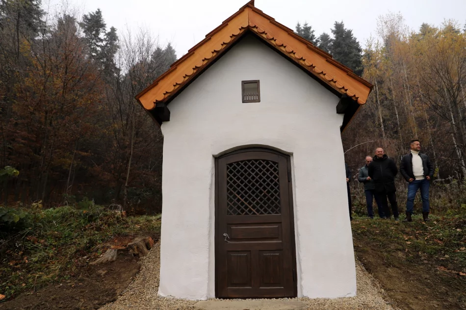 Odnowiono murowaną kapliczkę w Pisarzowej „Podgrabie" - zdjęcie 6