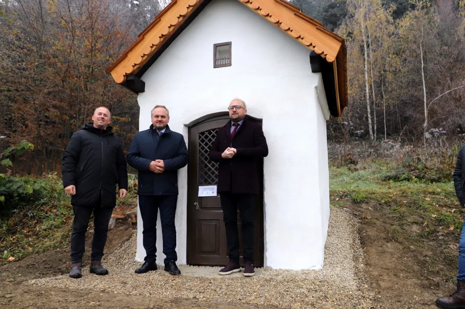 Odnowiono murowaną kapliczkę w Pisarzowej „Podgrabie" - zdjęcie 9