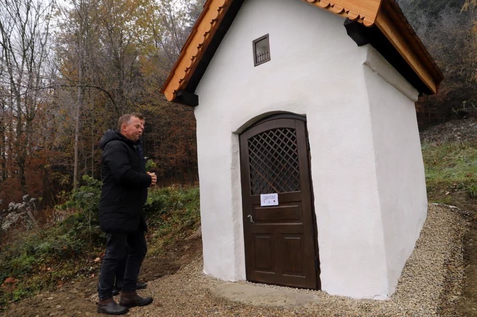 Odnowiono murowaną kapliczkę w Pisarzowej „Podgrabie" - zdjęcie 11