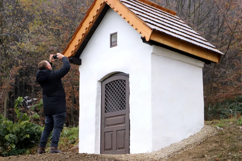 Odnowiono murowaną kapliczkę w Pisarzowej „Podgrabie" - zdjęcie 19