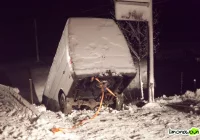 Bus w potoku - zdjęcie główne