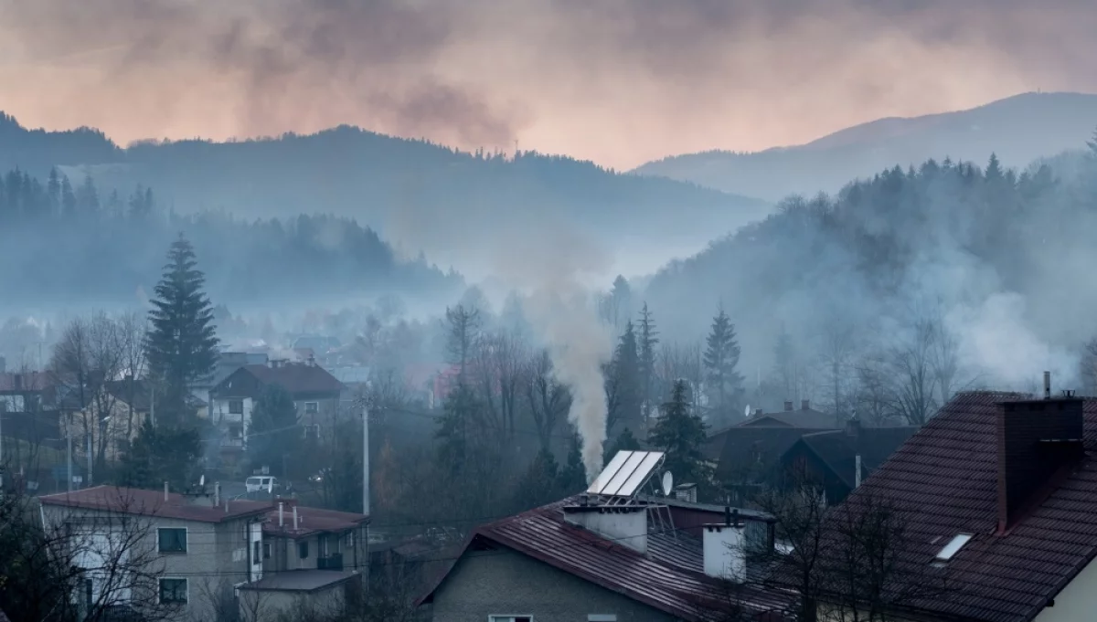 Skąd zanieczyszczenia powietrza? Sporo pyłu niesie dym z domów