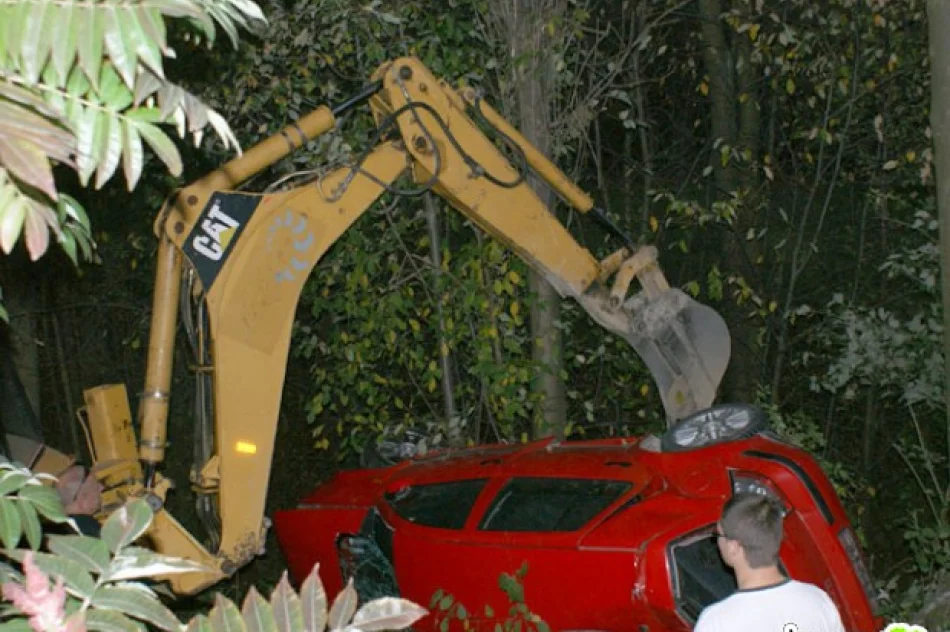 Samochód musieli wyciągać… koparką - zdjęcie 4