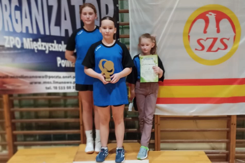 Mistrzostwa Powiatu w Drużynowym Tenisie Stołowym w ramach Igrzysk Dzieci odbyły się w ZSP nr 4 - zdjęcie 2
